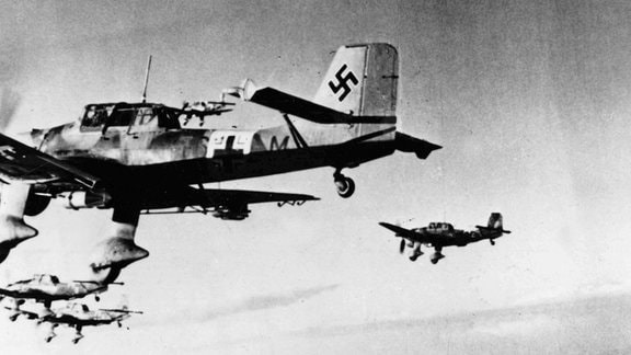 Angriff einer Stuka-Gruppe im November 1941 über Nordafrika