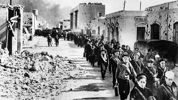 Italiener gehen nach Einnahme von Tobruk im Januar 1941 in britische Gefangenschaft