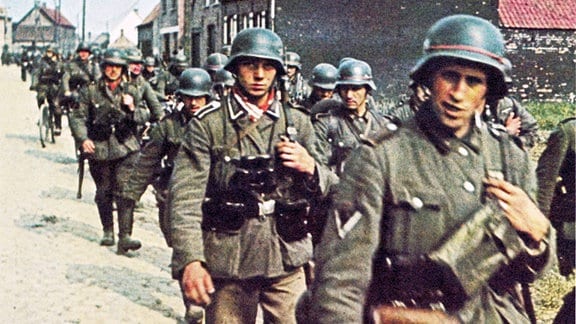 Deutsche Soldaten auf dem Marsch durch Belgien Mai 1940