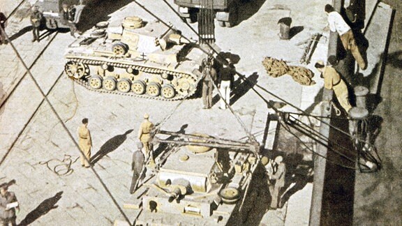 Deutsche Panzer werden 1943 im Hafen von Tunis entladen.