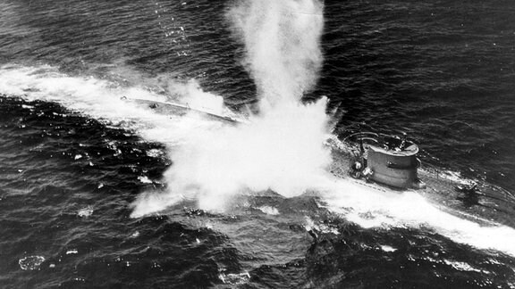 Ein deutsches U-Boot wird von einem TBF Avenger-Flugzeug des Begleitflugzeugträgers USS Bogue (CVE-9) angegriffen. 