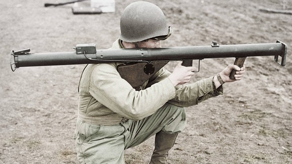 Soldat kniet und zielt 1943 mit einer Bazooka