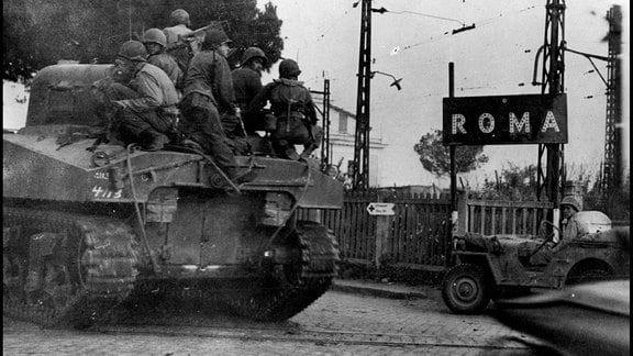 US-Soldaten mit Panzern rücken im Juni 1944 in Rom ein