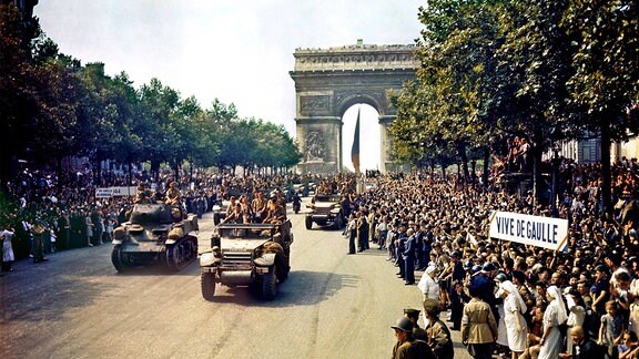 US-Truppen 1944 bei einer Parade vor dem Arc de Triomphe in Paris