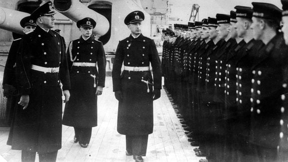 Otto Ciliax inspiziert Besatzung der Scharnhorst