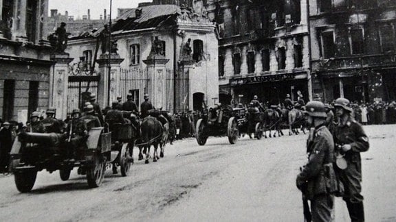 Deutsche Truppen rücken 1939 in Warschau ein