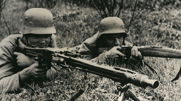 Deutsche Soldaten mit MG42 Maschinengewehr und Mauser-Gewehr