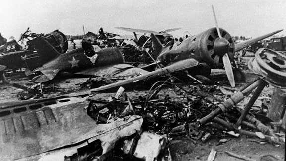 Am Boden zerstörte sowjetische Flugzeuge