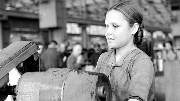 Eine Ostarbeiterin in einer Berliner Fabrik, 1942.