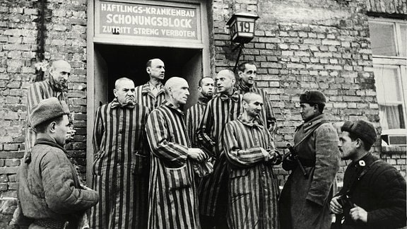 Auschwitzgefangene vorm Häftlingskrankenhaus