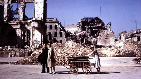 Ausgebombte mit Handwagen in den Ruinen von Berlin