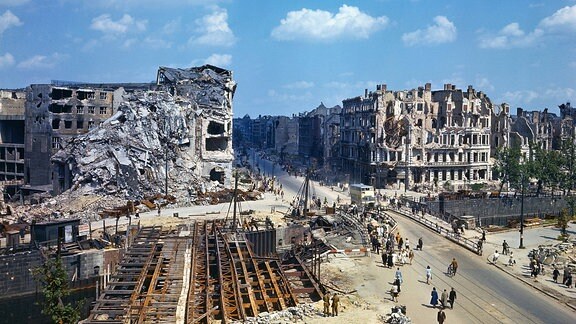 Ruinen im zerstörten Berlin 1945