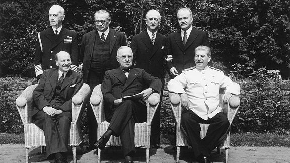 Clement Attlee Harry Truman und Josef Stalin am Ende der Potsdam Konferenz