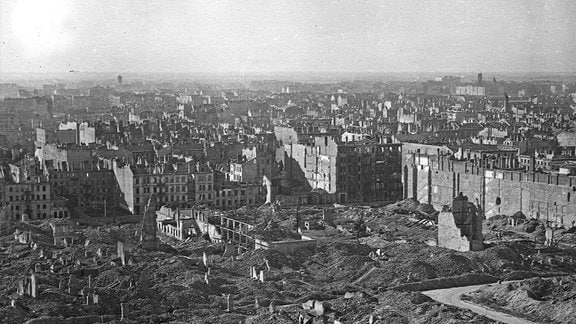 Fotografie des zerstörten Warschaus im Mai 1945