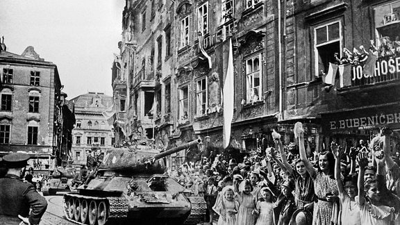 Einzug von T-34 der Roten Armee am 9. Mai 1945 in Prag