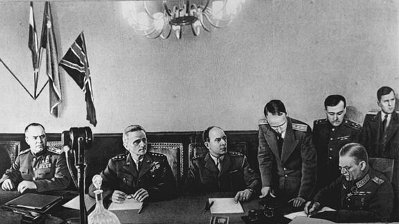 Generalfeldmarschall Keitel unterzeichnet in Gegenwart von Marschall Schukow US-General Spaatz und General Latrre de Tassigny die bedingugslose Kapitulation
