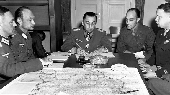 General der Infanterie Hermann Foertsch unterzeichnet am 5. Mai 1945 bei München die Teilkapitulation für die 1. Armee