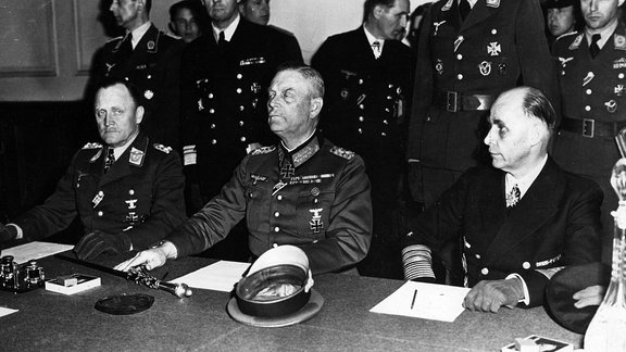 Generalfeldmarschall Keitel Generaloberst Stumpff und Generaladmiral von Friedeburg ratifizieren am 9. Mai 1945 in Karlshorst die bedingungslose Kapitulation der Wehrmacht