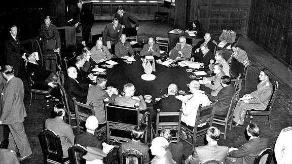 Die Repräsentanten der Siegermächte sitzen bei der Eröffnung der Konferenz von Potsdam an einem runden Tisch zusammen