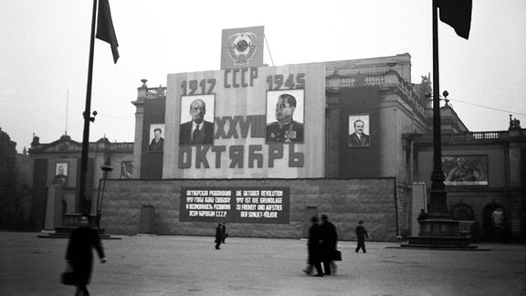 Propagandaplakate an der Ruine des Neuen Theaters Leipzig zeigen 1945 von Lenin und Stalin