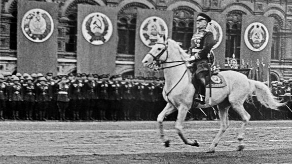 Marschall Schukow auf Schimmel bei Siegesparade Moskau 1945