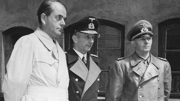 Mitglieder der Reichsregierung Speer Dönitz Jodel nach ihrer Verhaftung in Flensburg