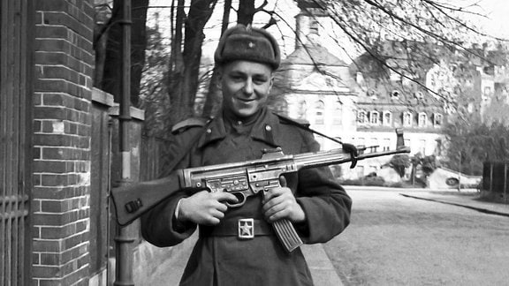 Rotarmist vor der Kommandantur in Gohlis, 1946
