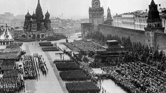 Siegesparade auf dem Roten Platz 1945