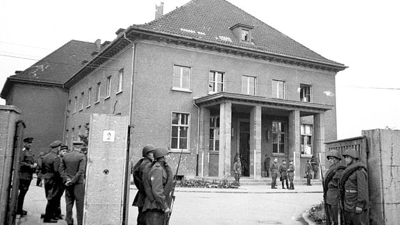 Sowjetische Soldaten vor der Pionierschule Berlin-Karlshorst SMAD
