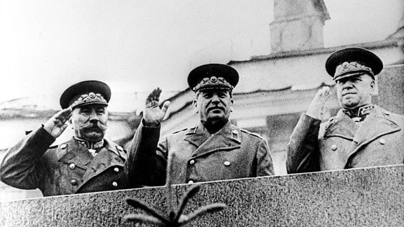 Stalin auf Lenin-Mausoleum bei Siegesparade in Moskau
