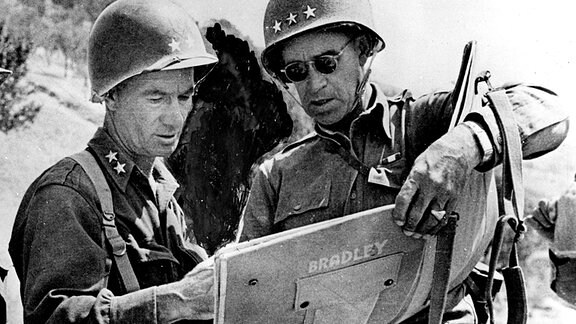 General Omar Bradley und General Terry de la Mesa Allen studieren eine Karte.