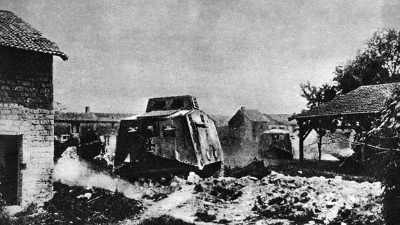 Deutsche Sturmpanzerkampfwagen A7V im Einsatz in Frankreich 1918