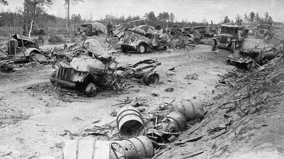 Zerstörte Fahrzeuge der 4. Armee der Heeresgruppe Mitte, auf einer Rollbahn bei Minsk, 5. Juli 1944