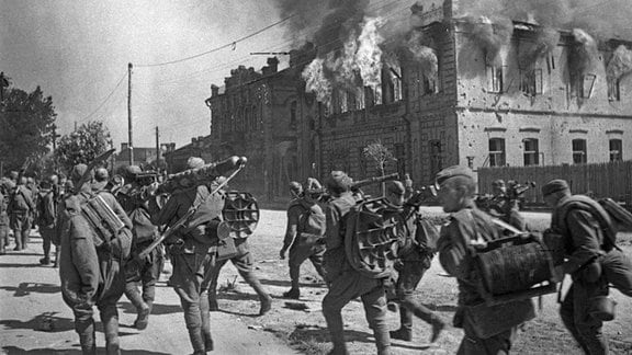 Soldaten der 1. Weißrussischen Front marschieren am 29. Juni 1944 im befreiten Bobruisk ein