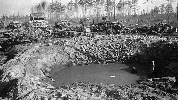Zerstörtes deutsches Militärgerät auf einer Straße bei Bobruisk 29. Juni 1944
