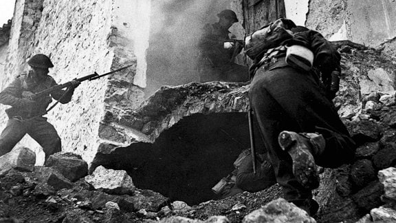 Britische Soldaten im Kampf um die Stadt Cassino März 1944