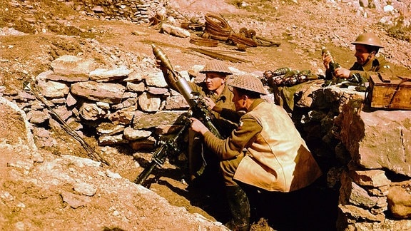 Historische Farbaufnahme: Monte Cassino-Gebiet Britische Soldaten feuern Granaten auf deutsche Wehrmachtseinheiten