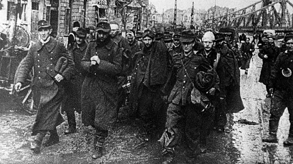 Deutsche Soldaten gehen nach der Kapitulation von Budapest 1945 in Gefangenschaft