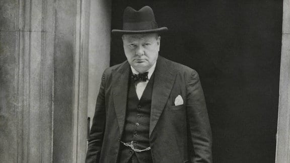 Erster Lord der Admiralität Winston Churchill verlässt Domning Street 10, April 1940
