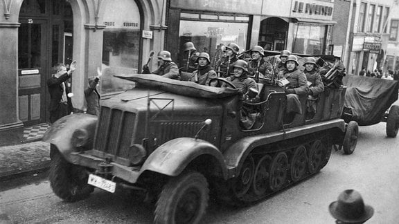 Deutsche Truppen fahren während der Invasion Dänemarks durch Aabenraa 1940