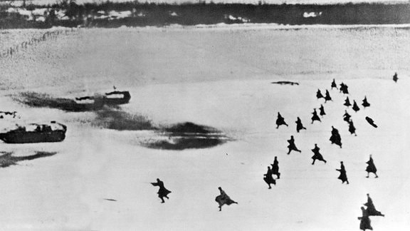Rotarmisten beim Angriff über den zugefrorenen mittleren Don Januar 1943