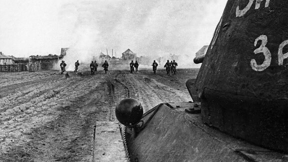 Sowjetischer T-34-Panzer und Infanterie säubern Dorf im gebiet Stalingrad November 1942