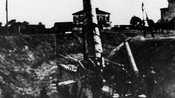 Deutsches Eisenbahngeschütz nimmt alliierte Landungstruppen bei Anzio unter Feuer 1944.