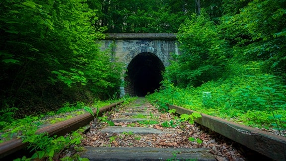 Historschischer Eisenbahntunnel in einem Berg.