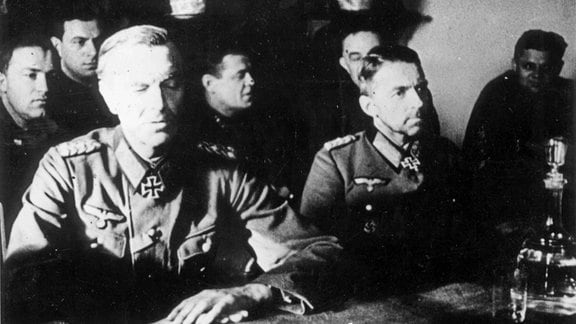 Generalfeldmarschall Friedrich Paulus und Generalleutnant Arthur Schmidt nach Gefangennahme 1943
