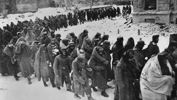 Kriegsgefangene marschieren im Schnee