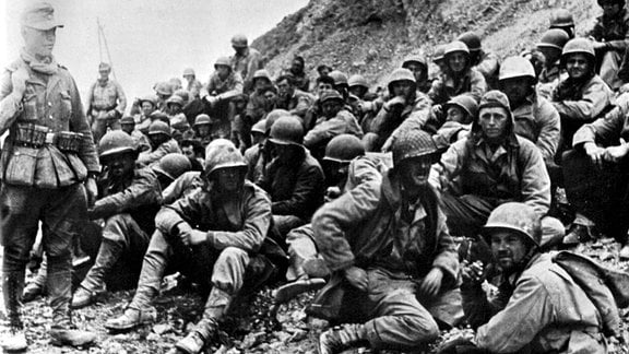 Gefangene US-Soldaten nach der Schlacht am Kasserin-Pass, Tunesien,1943