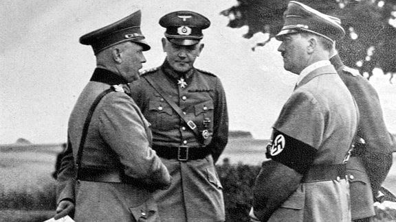 Werner Eduard Fritz von Blomberg, deutscher Kriegsminister, mit Adolf Hitler bei Manövern 1938.