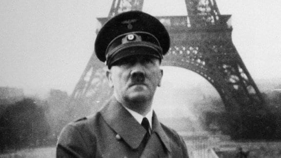 Adolf Hitler 1940 vor Eiffelturm