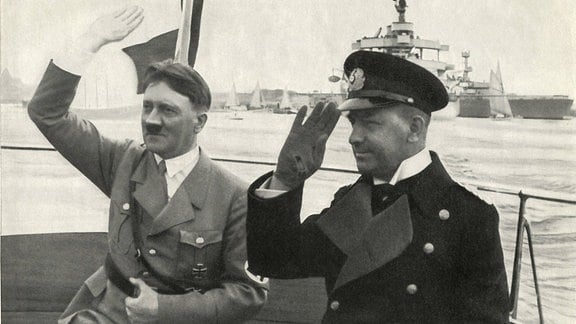 Adolf Hitler und der Oberbefehlshaber der Kriegsmarine Erich Raeder